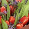 Букет из 15 красных тюльпанов с лимониумом