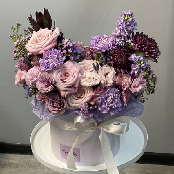Букет в шляпной коробке Purple Mist