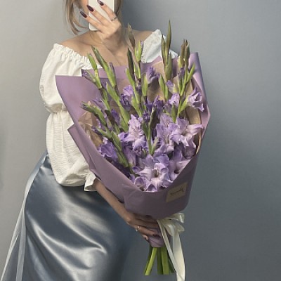 Букет из 9 лиловых гладиолусов