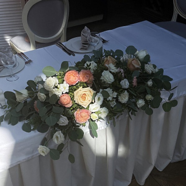 Персиковая композиция для президиума