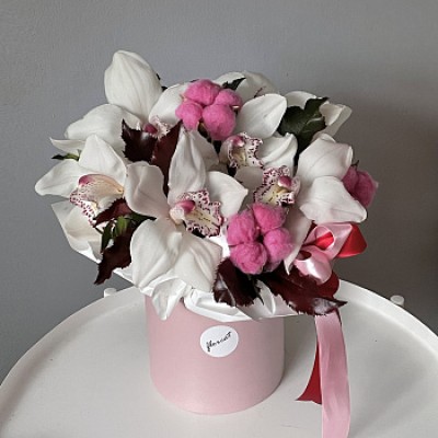 Букет орхидей в шляпной коробке S