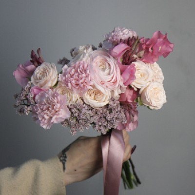 Розовый раскидистый свадебный букет невесты