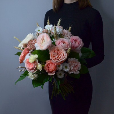 Круглый персиковый сборный букет
