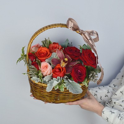 Корзина алых роз