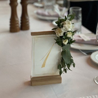 Номер на стол гостей с живыми цветами