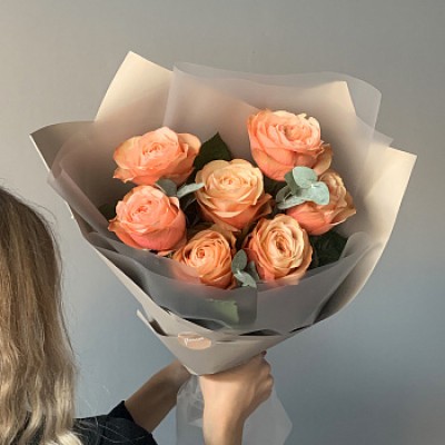 Букет пионовидных роз Kahala и эвкалипта XS