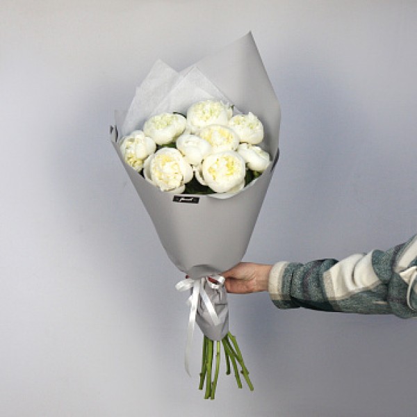 Букет из 9 белых пионов Дюшес