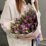 Букет из 15 фиолетовых тюльпанов и ваксфлауэра
