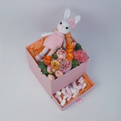 Цветочная композиция с зайкой и маршмеллоу