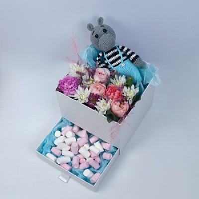 Цветочная композиция с бегемотиком и маршмеллоу