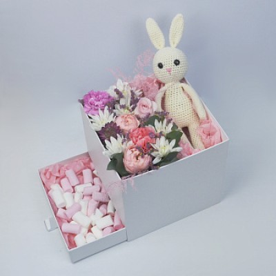 Цветочная композиция с зайчиком и маршмеллоу