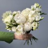 Свежий белый свадебный букет невесты