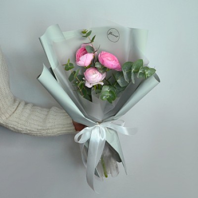 Букет из 3 ранункулюсов