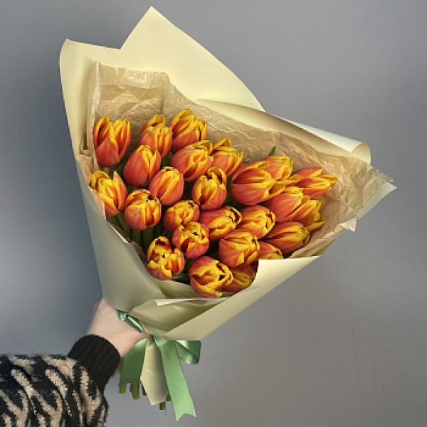 Букет из 25 красно-желтых тюльпанов