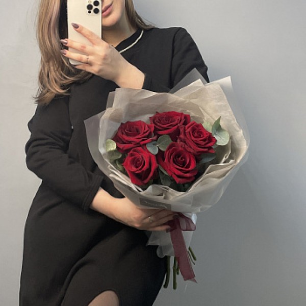 Букет из 5 роз Explorer и эвкалипта