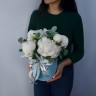 Букет в шляпной коробке из 9 белых пионов