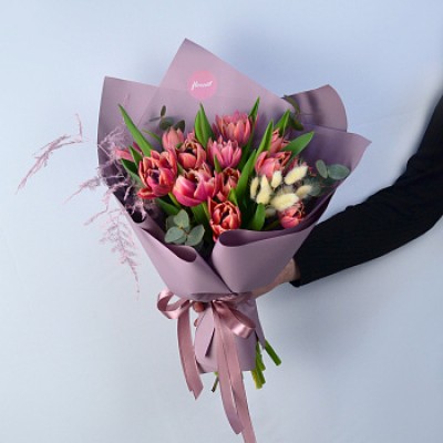 Букет из 17 пионовидных тюльпанов с аспарагусом