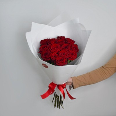 Букет из 15 красных роз 60см (Местная)