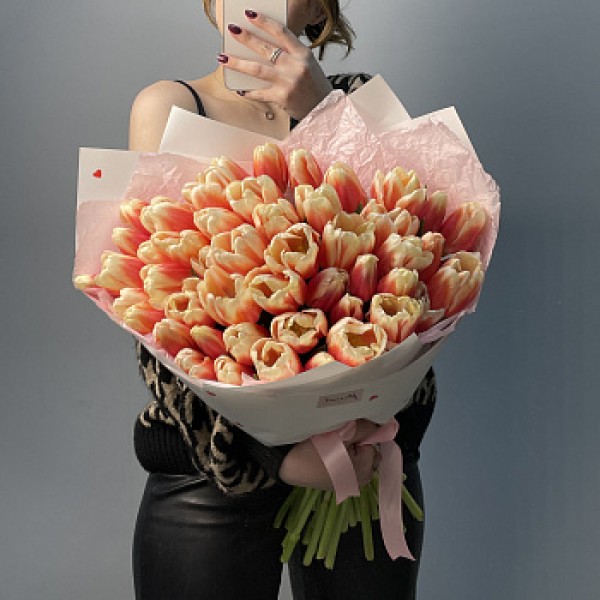 Букет из 51 бело-красного тюльпана