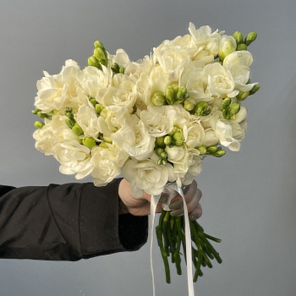 Раскидистый свадебный букет невесты из 29 фрезий