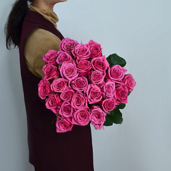 Букет из 25 ярко-розовых роз 60см (Местная)