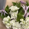 Сборный букет из маттиолы и клематиса S