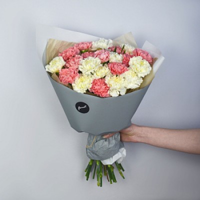 Букет из 21 белой и розовой гвоздики
