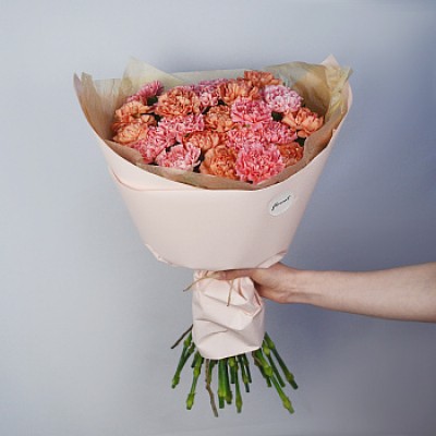 Букет из 21 оранжевой и розовой гвоздики