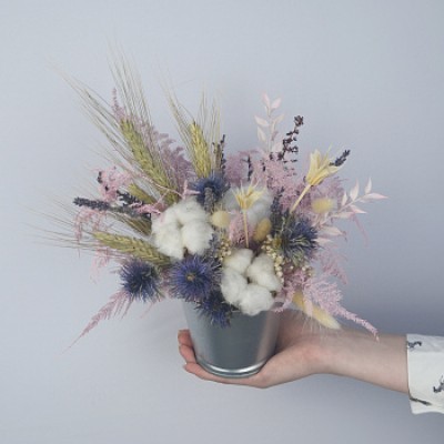 Композиция сухоцветов в ведерке