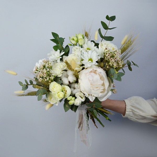 Полевой свадебный букет невесты с пионом #1