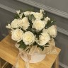 Букет в шляпной коробке из 15 белых роз