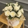 Букет в шляпной коробке из 15 белых роз