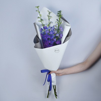 Букет из 3 синих дельфиниумов