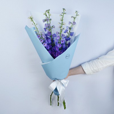 Букет из 5 синих дельфиниумов