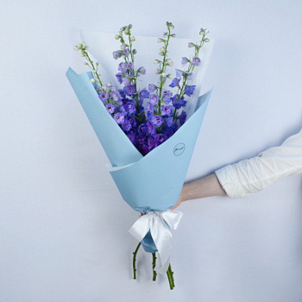 Букет из 5 синих дельфиниумов