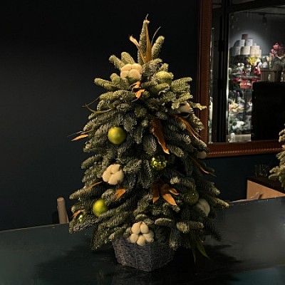 Ёлочка с декором в теплых оттенках