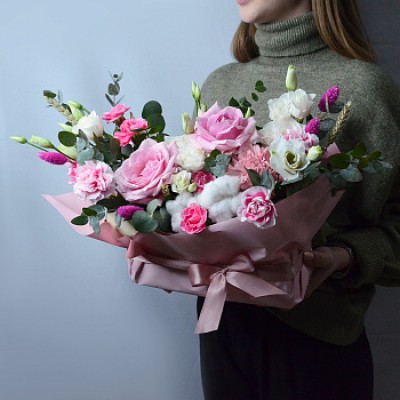 Розовая цветочная композиция