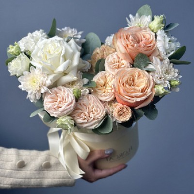 Бежевая цветочная композиция