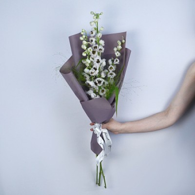 Букет из 3 белых дельфиниумов