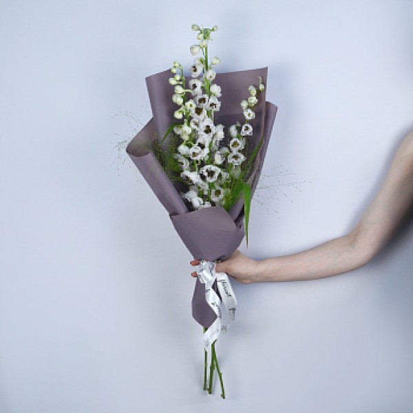 Букет из 3 белых дельфиниумов