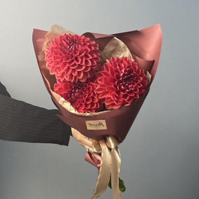 Букет из 3 бордовых георгинов