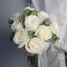 Свадебный букет невесты из 9 роз Playa Blanca и эвкалипта