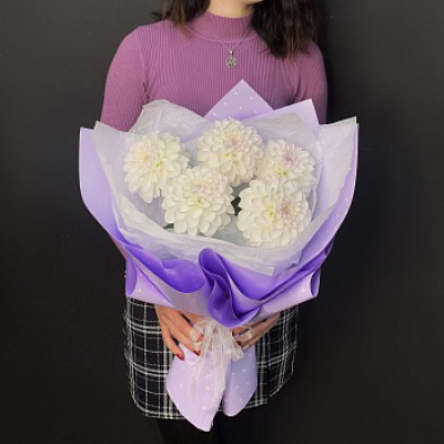 Букет из 5 белых георгинов