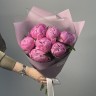 Букет из 7 ярко-розовых пионов