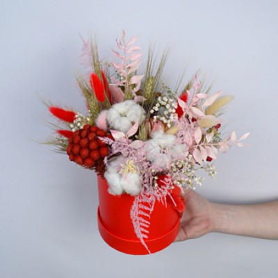 Ярко-красная композиция сухоцветов