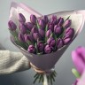 Букет из 25 фиолетовых тюльпанов