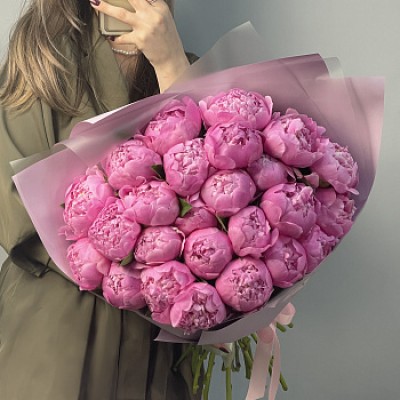 Букет из 25 ярко-розовых пионов