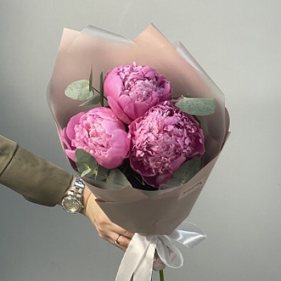 Букет из 3 ярко-розовых пионов и эвкалипта