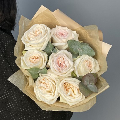 Букет пионовидных роз White O'Hara и эвкалипта XS