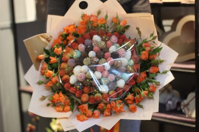 Кустовые розы и клубника в шоколаде  #К1989